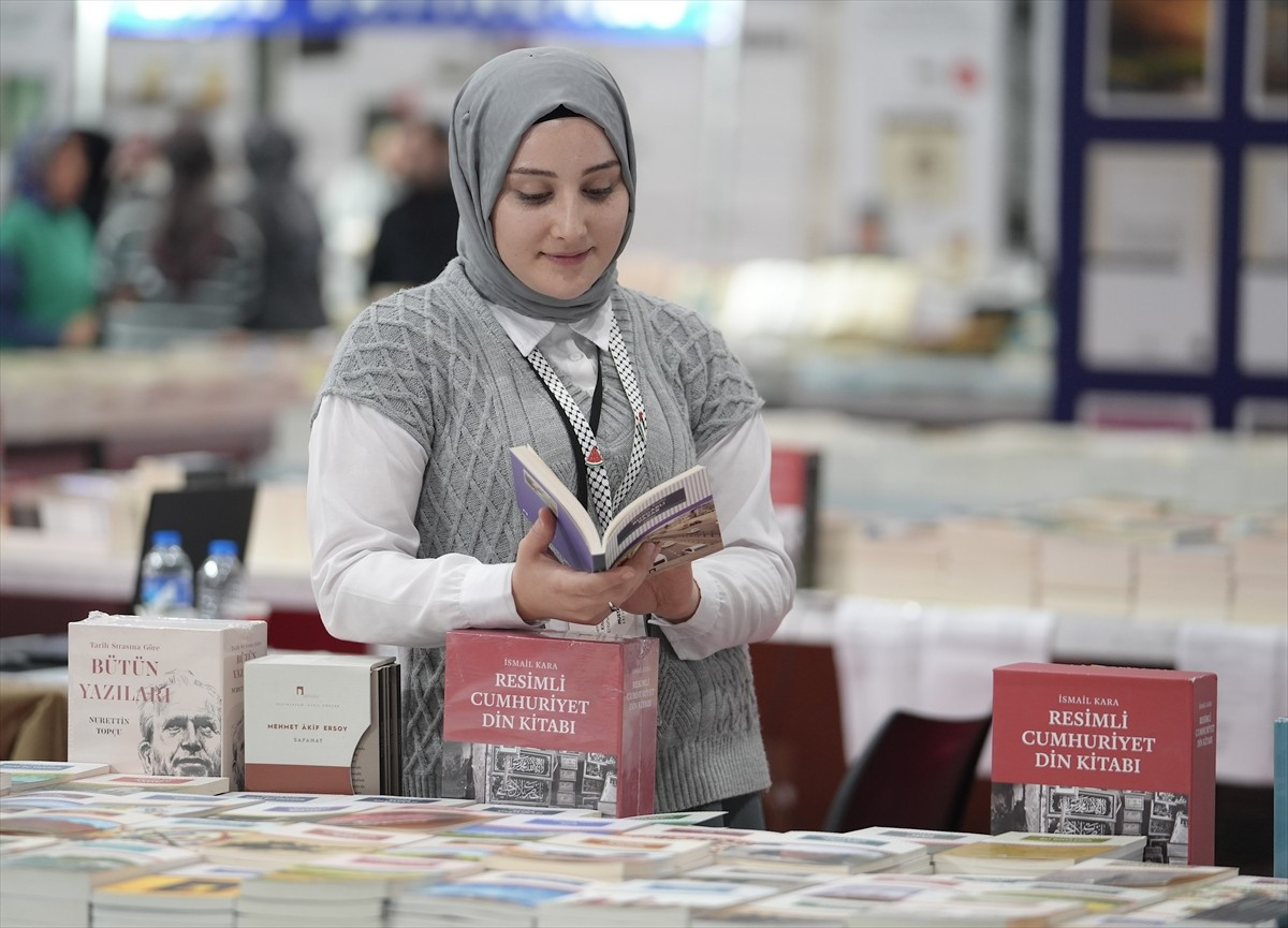 Erzurum'da 130 yayınevi ve 70'ten fazla yazarın katılımıyla düzenlenen "7. Doğu Anadolu Erzurum...