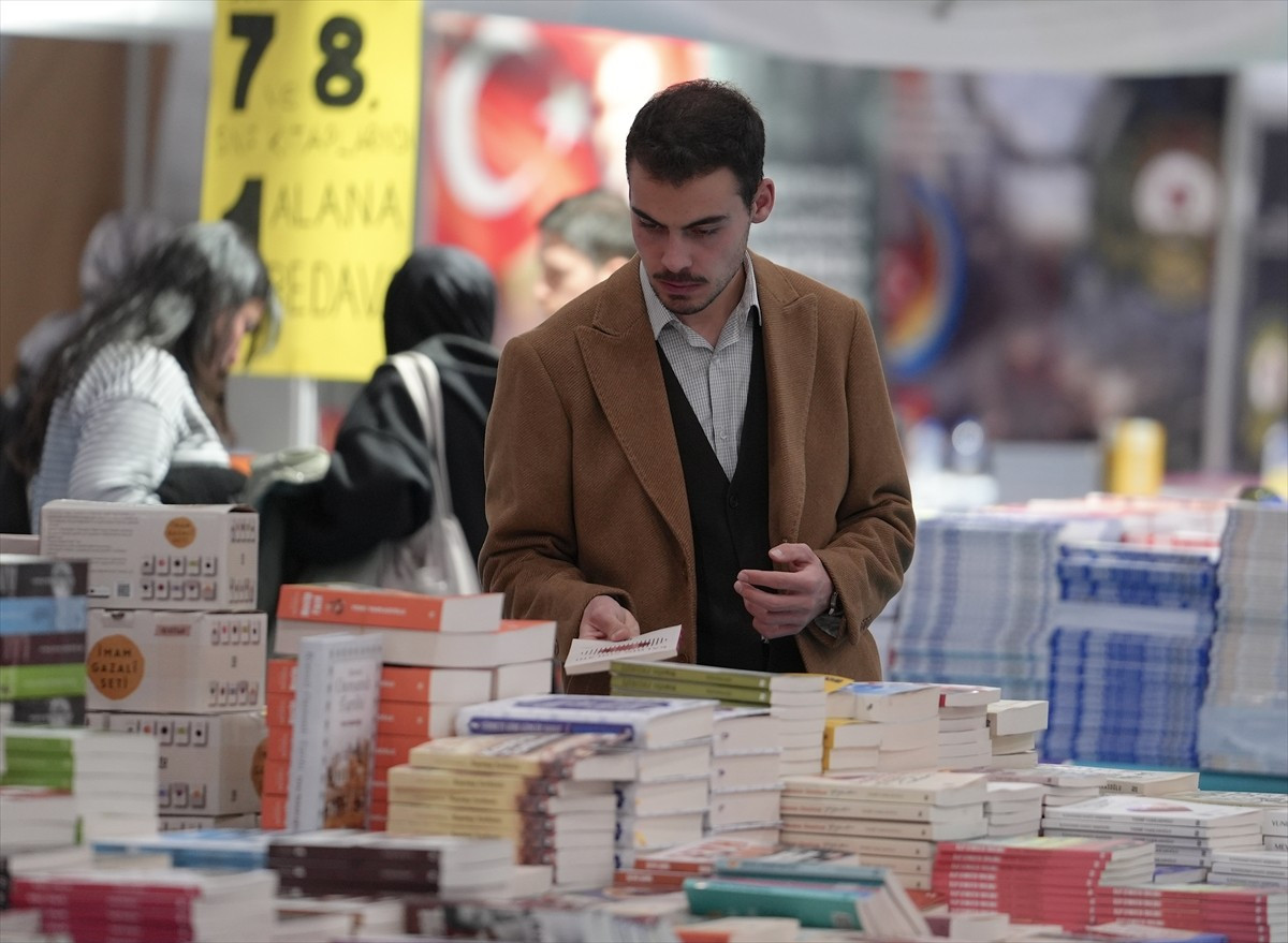 Erzurum'da 130 yayınevinin ve 70'ten fazla yazarın katılımıyla düzenlenen "7. Doğu Anadolu Erzurum...