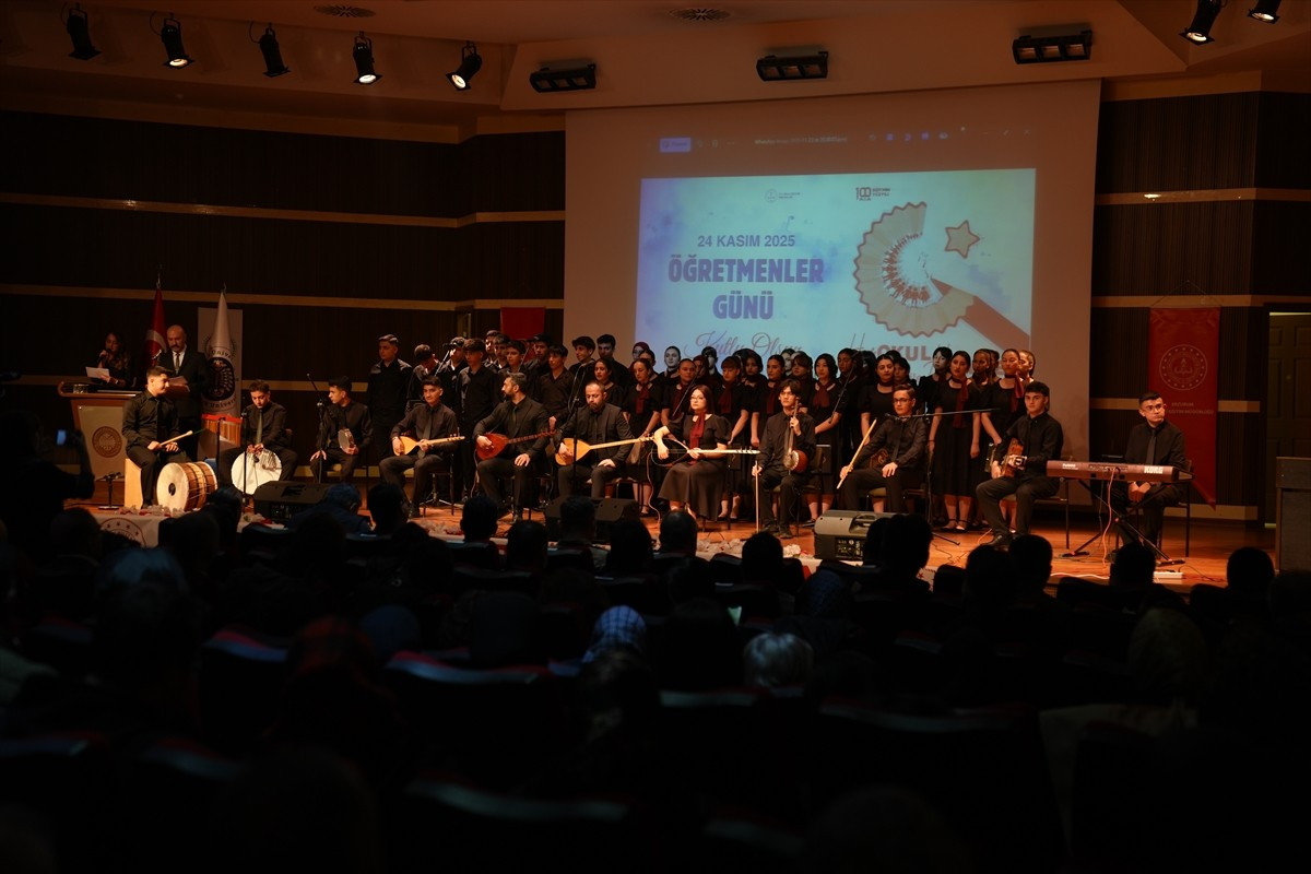 Erzurum'da 24 Kasım Öğretmenler Günü dolayısıyla tören düzenlendi. Atatürk Üniversitesi Nene Hatun...