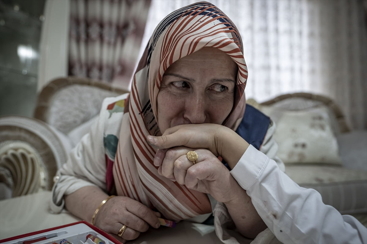 Erzurum'da 26 yıllık evlat hasretini koruyucu ailesi olduğu Ada ile dindiren Nuran Yıldız, eşinin...