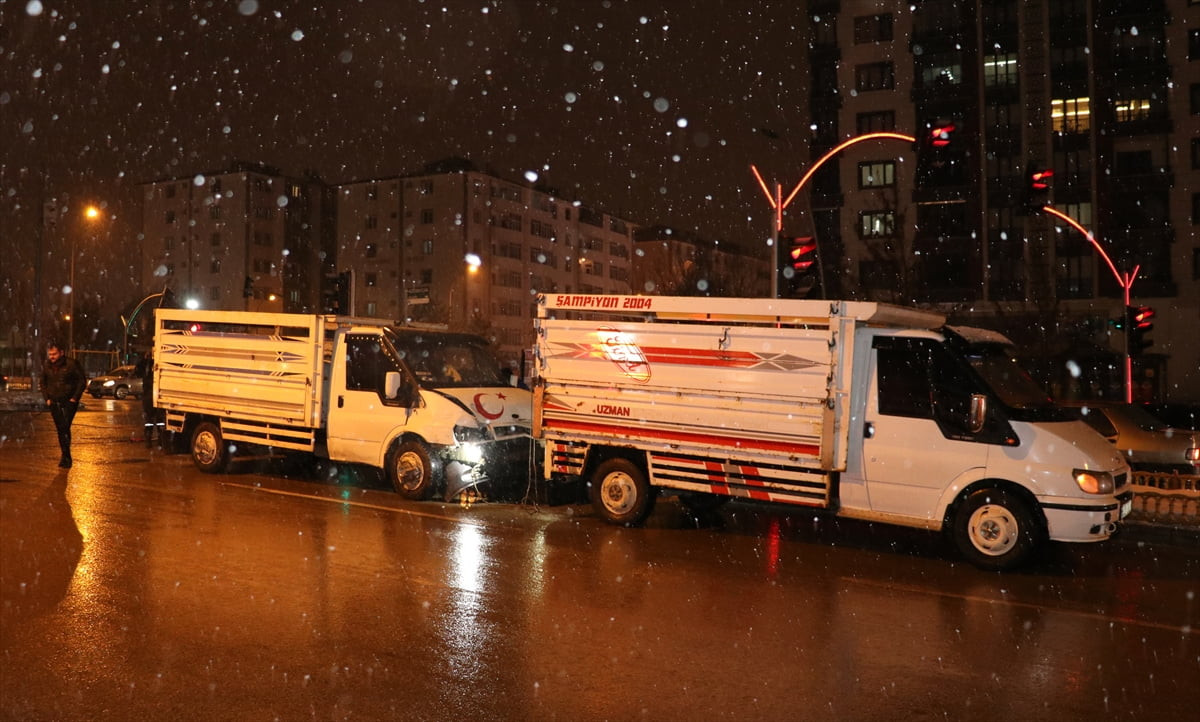 Erzurum'da 3 aracın karıştığı trafik kazasında 9 kişi yaralandı.