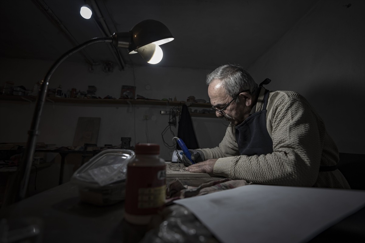 Erzurum'da 40 yıl hekimlik yaptıktan sonra emekli olan Yakup İşleyen, evinde kurduğu atölyesinde...
