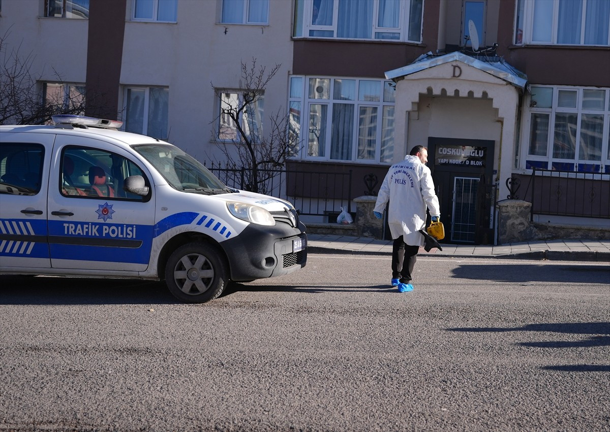 Erzurum'da 5 katlı binanın bacasını temizlediği sırada çatıdan zemine düşen kişi hayatını...