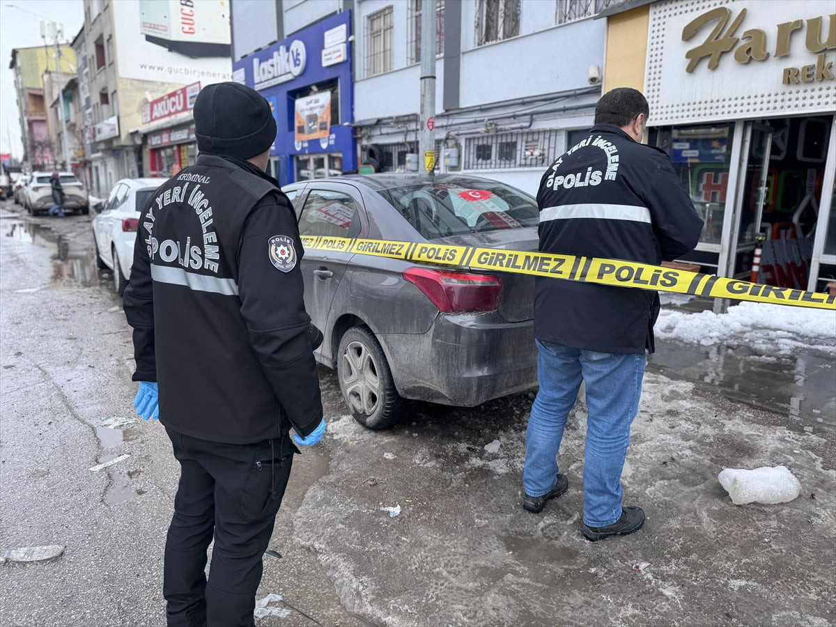 Erzurum'da 5 katlı binanın çatısından üzerine buz ve kar kütleleri düşen kişi ağır yaralandı. Olay...