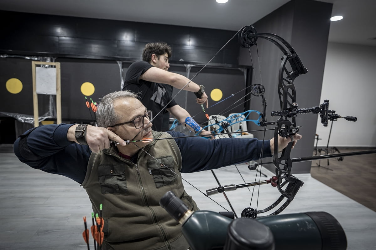 Erzurum'da 5 yaşında geçirdiği rahatsızlık sonucu bedensel engelli kalan ve okçulukla tanıştıktan...