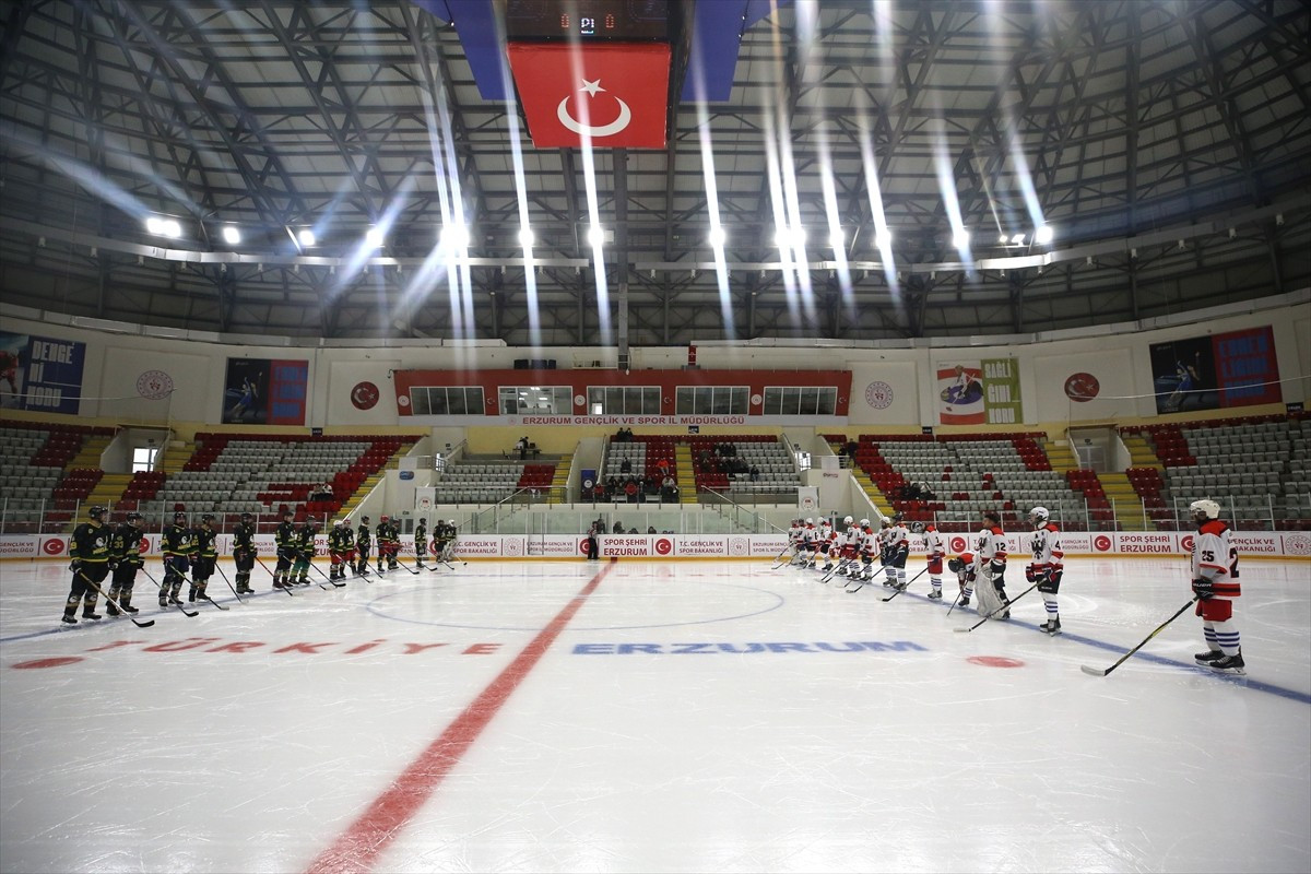 Erzurum'da, 9 üniversiteden 222 sporcunun katılımıyla düzenlenen Buz Hokeyi Kış Spor Oyunları...