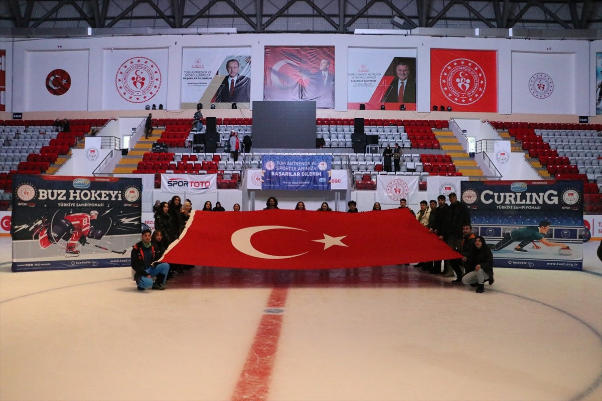 Erzurum'da, 9 üniversiteden 222 sporcunun katılımıyla düzenlenen Buz Hokeyi Kış Spor Oyunları'nın...