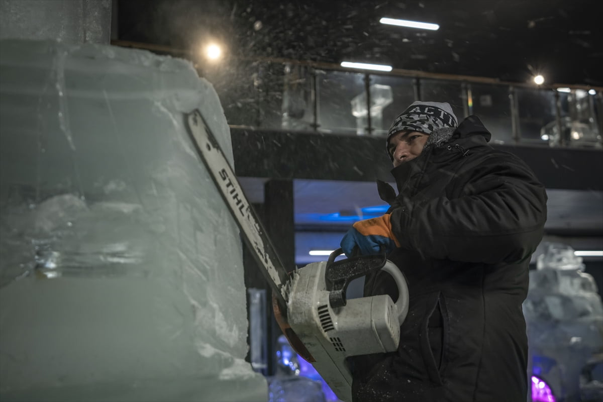 Erzurum'da Atatürk Üniversitesi öğrencileri, Ata Buz Müzesi'nde unutturmamak amacıyla buza...