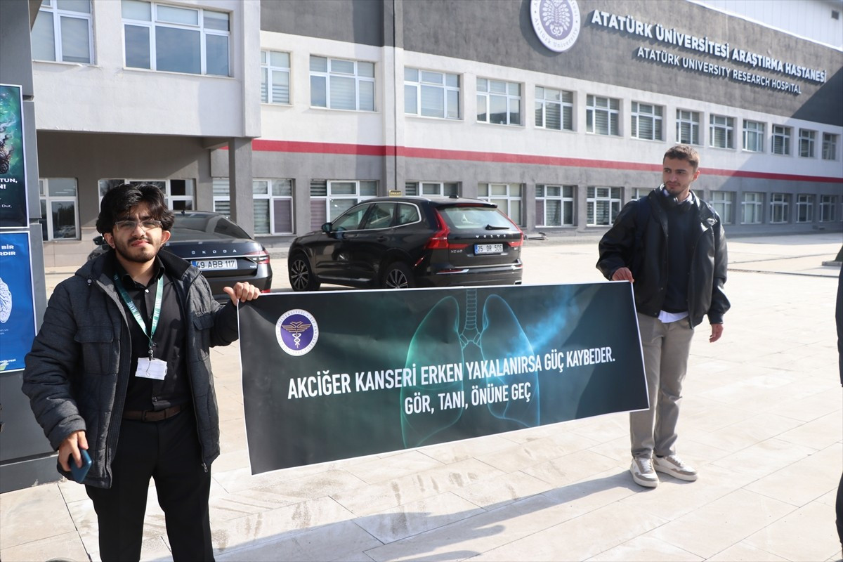 Erzurum'da Atatürk Üniversitesi Tıp Fakültesinden akademisyen ve öğrenciler, düzenledikleri...