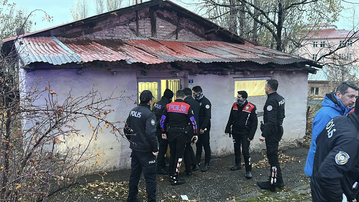 Erzurum'da bir evde çıkan kavgada darbedilen 3 kişi yaralandı. Olay yerine sağlık ve polis...