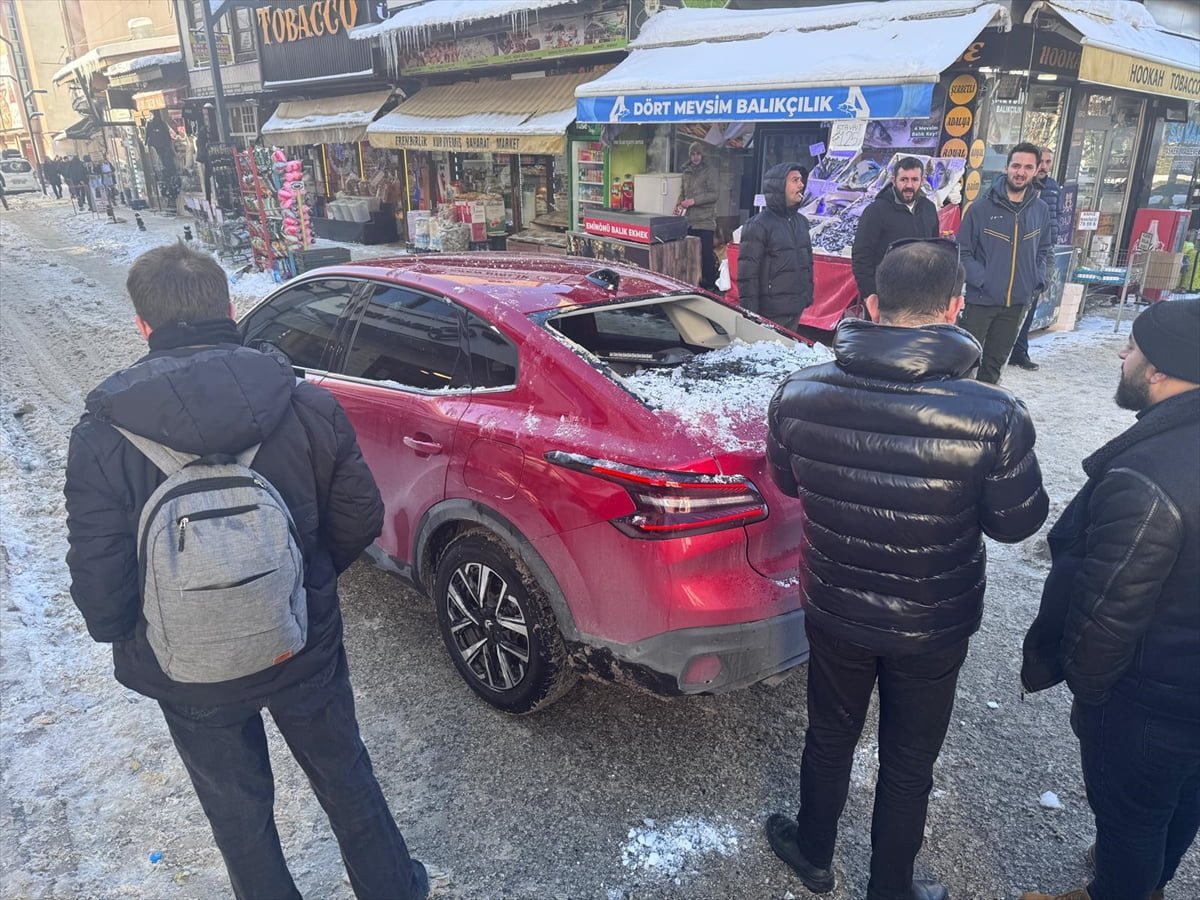 Erzurum'da bir iş merkezinin çatısından düşen kar kütlesi, seyir halindeki otomobilde hasara neden...