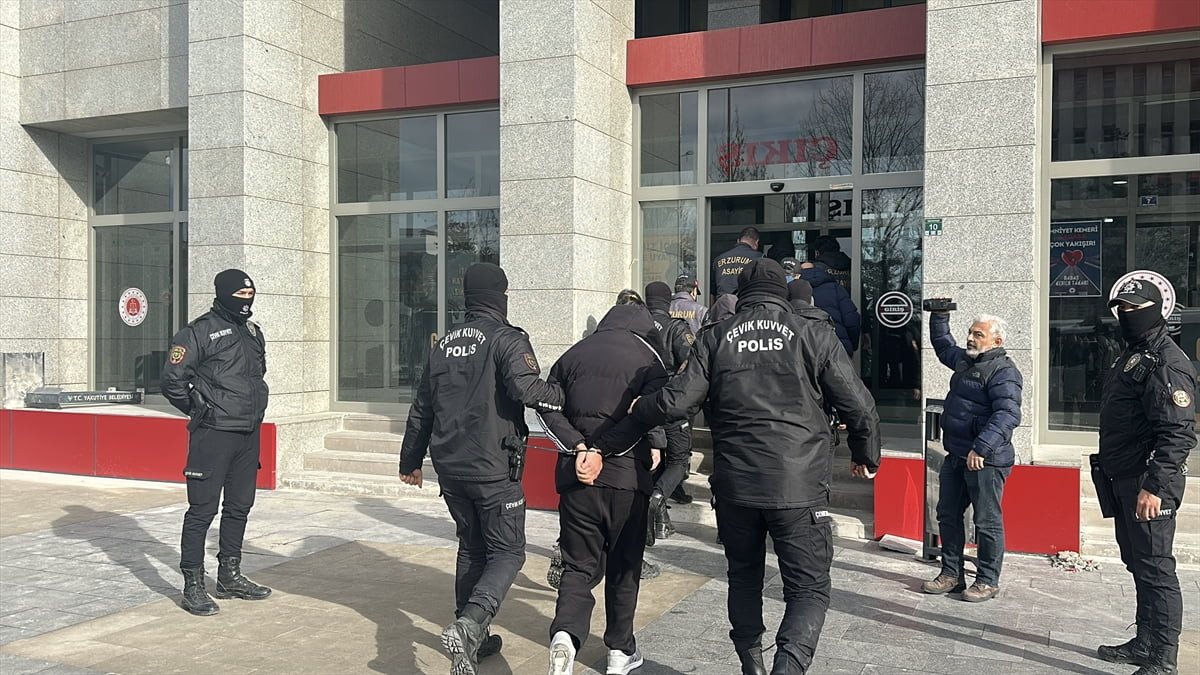 Erzurum'da bir kişinin öldüğü bıçaklı kavgayla ilgili gözaltına alınan 3 zanlı tutuklandı....