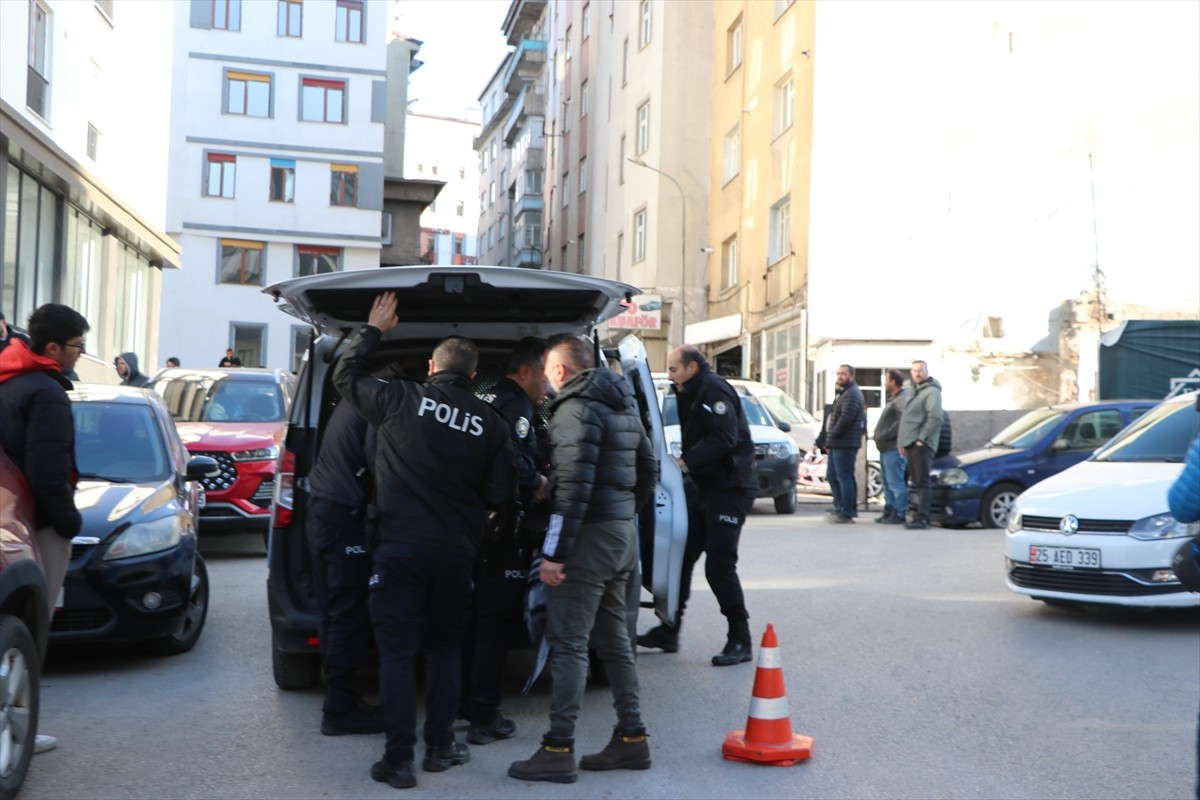 Erzurum'da çıkan bıçaklı kavgada 2 kişi yaralandı.  Er olduklarını ve çarşı iznine çıktıklarını...