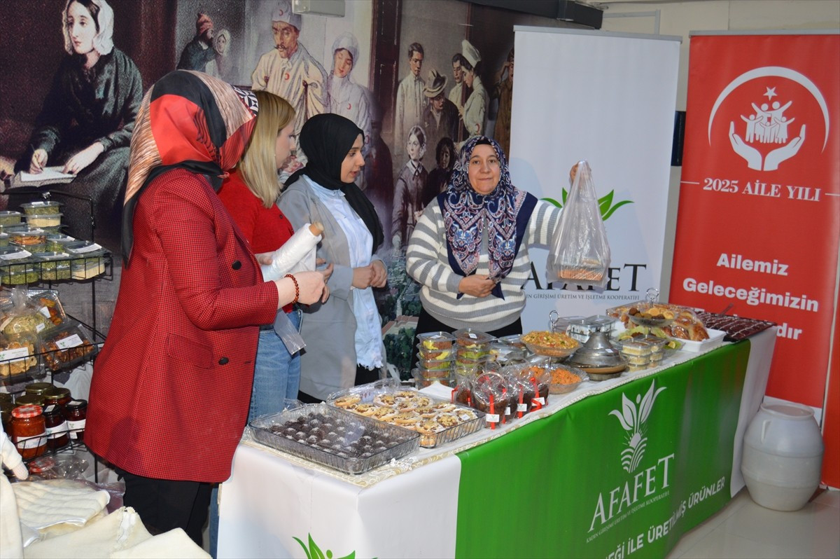 Erzurum'da Dünya Kooperatifçilik Günü'nde kadınlar, el sanatlarını ve yöresel yemekleri tanıttı....