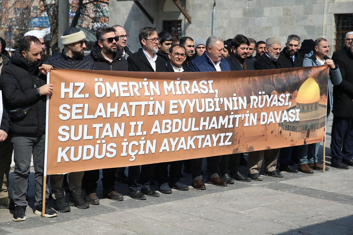 Erzurum'da Dünya Kudüs Günü dolayısıyla bir araya gelen STK'ler, Gazze halkına destek çağrısında...