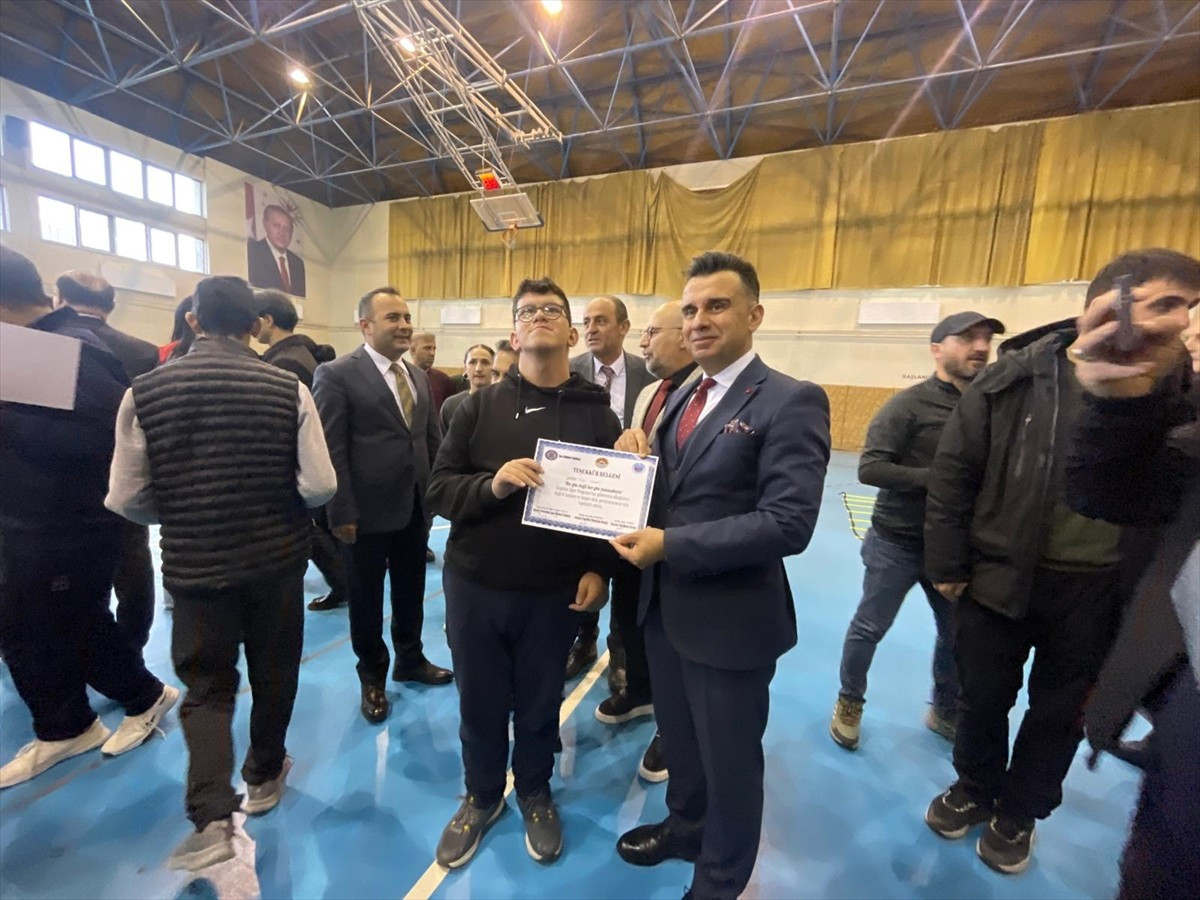 Erzurum'da düzenlenen "Bir Gün Değil, Her Gün Yanınızdayız" etkinliğinde, özel bireylerce at...