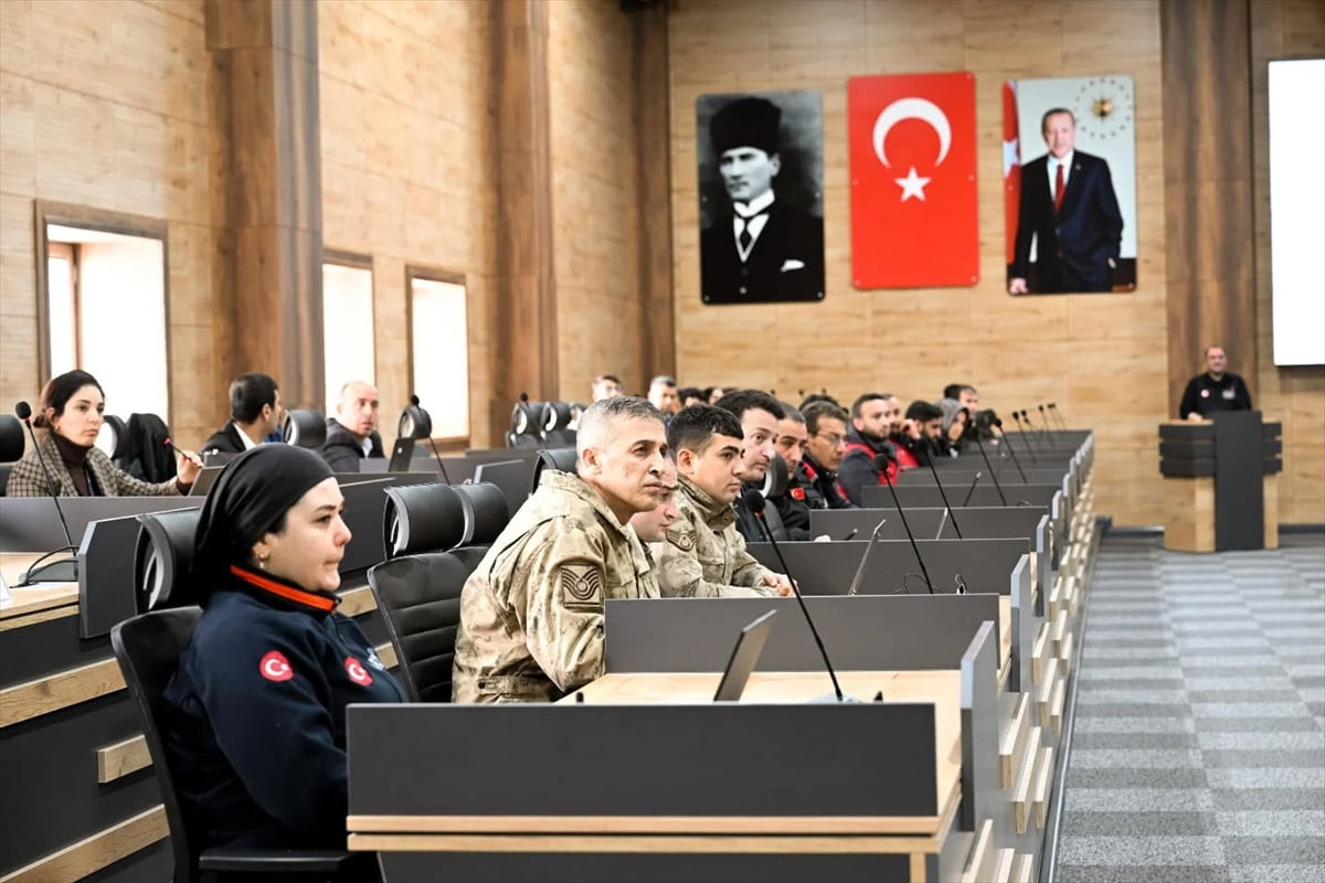 Erzurum'da ekipler, kar ve tipi nedeniyle kapanan 1167 mahallenin yolunun açılması için...