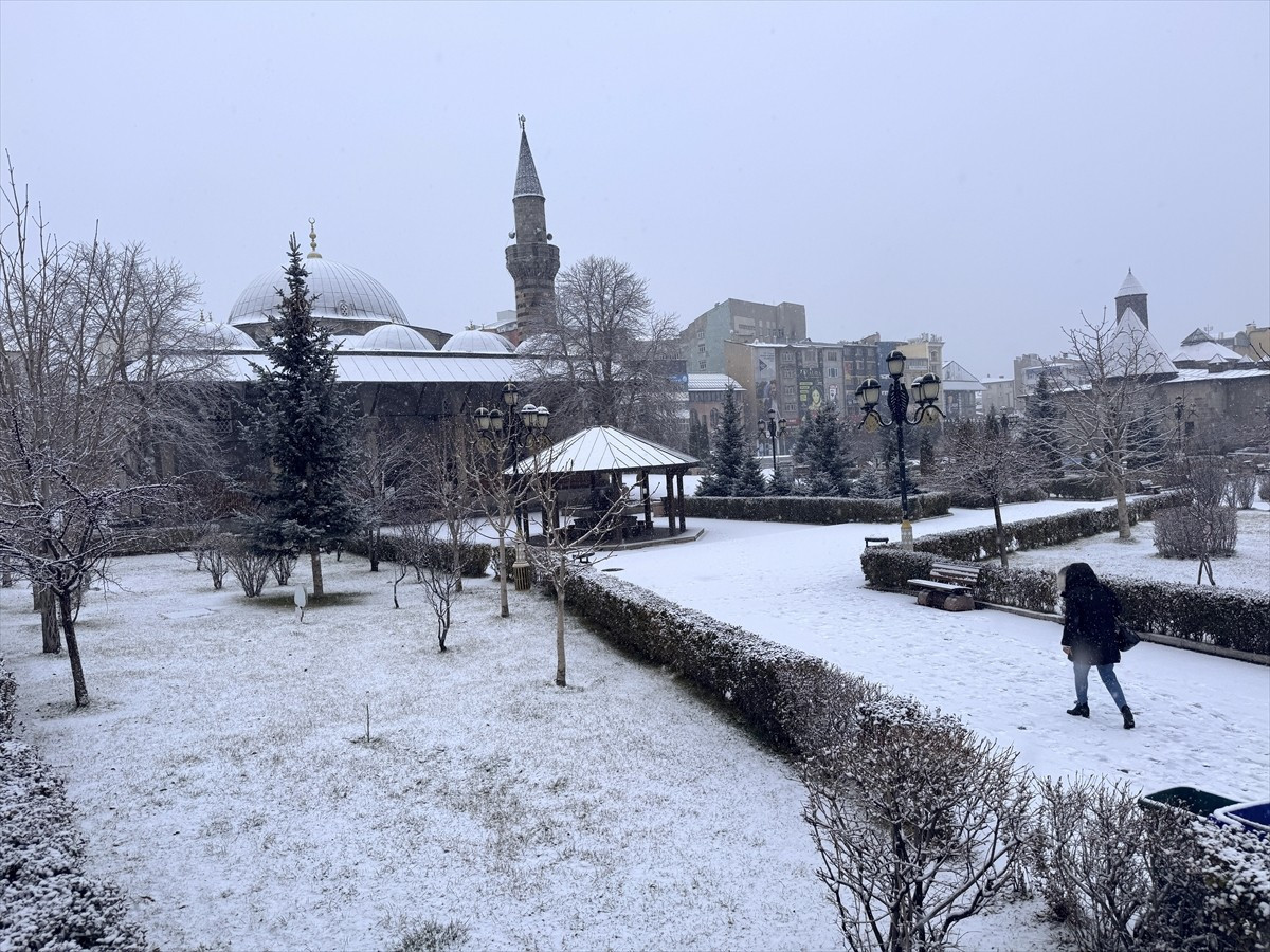 Erzurum'da etkili olan kar yağışı sonrası kent merkezindeki tarihi Lalapaşa Cami ve çevresi beyaza...