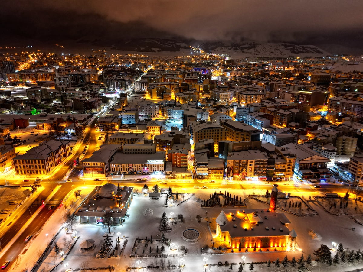 Erzurum'da etkili olan kar yağışının ardından beyaza bürünen kent merkezindeki tarihi yapılar...