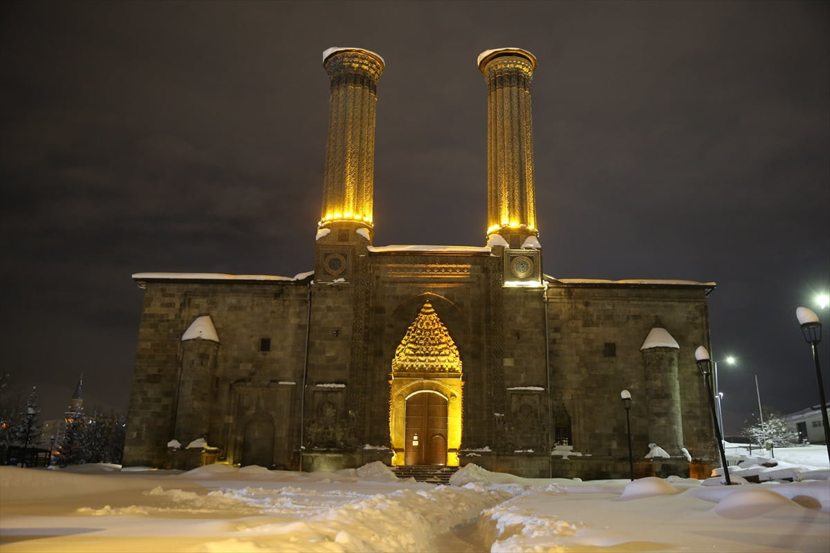 Erzurum'da etkili olan kar yağışının ardından tarihi mekanlar ve çevresi karla kaplandı.