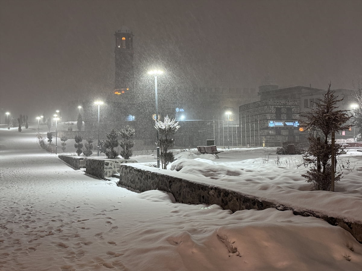 Erzurum'da etkili olan yoğun kar yağışı hayatı olumsuz etkiliyor. Kar nedeniyle tarihi Tepsi...