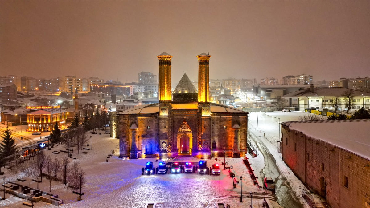 Erzurum'da etkili olan yoğun kar yağışıyla kent merkezi ve tarihi yapılar yeniden beyaza...