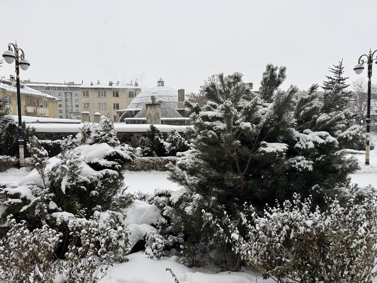 Erzurum'da gece başlayan kar, sabah saatlerinde de etkisini sürdürdü.