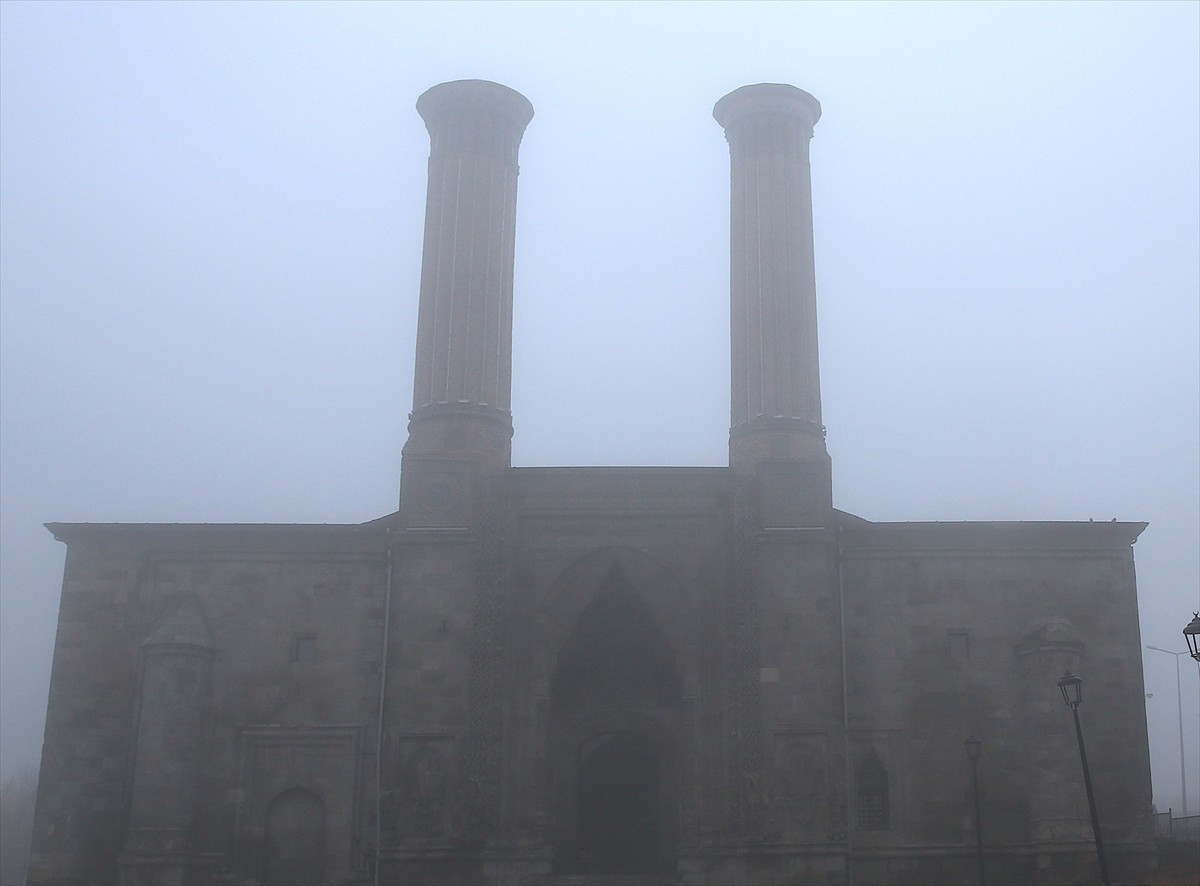 Erzurum'da gece saatlerinde aralıklarla yağan yağmur, sabah yerini soğuk havaya bıraktı. Gece hava...