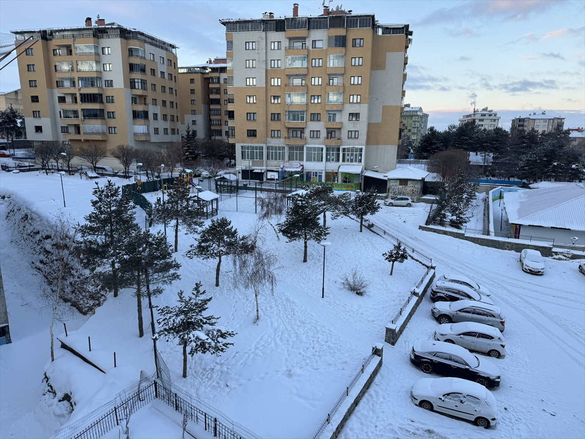 Erzurum'da gece saatlerinde etkili olan kar, yerini soğuk havaya bıraktı.