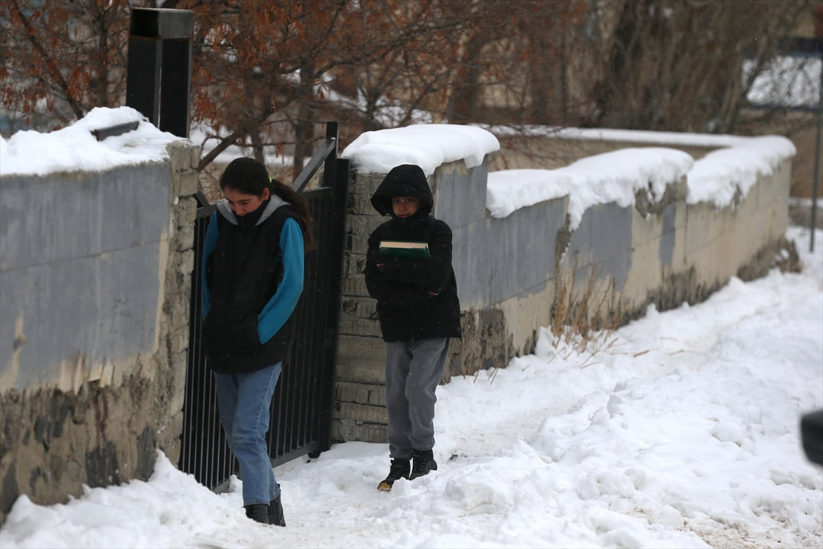 Erzurum'da gece sıfırın altında 15 dereceye kadar düşen hava sıcaklığı günlük hayatı olumsuz...