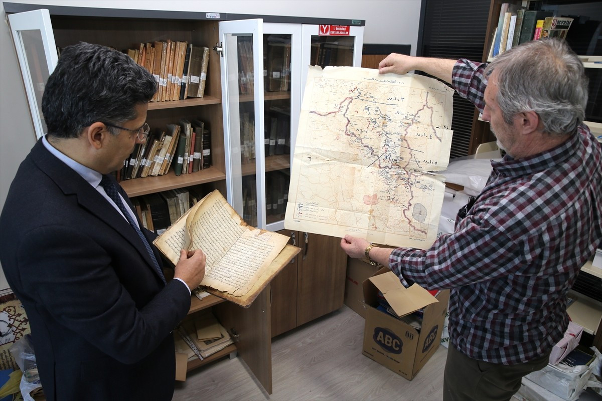 Erzurum'da, geçmişten günümüze özenle saklanan tarihi belgeler, restore edildikten sonra dijital...