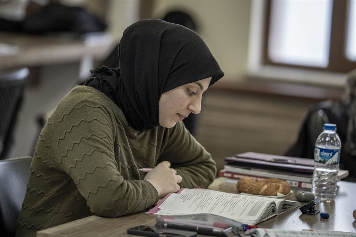 Erzurum'da gençler, Büyükşehir Belediyesinin "Bilgi Evleri"nde kitaplarla çevrili bir ortamda hem...