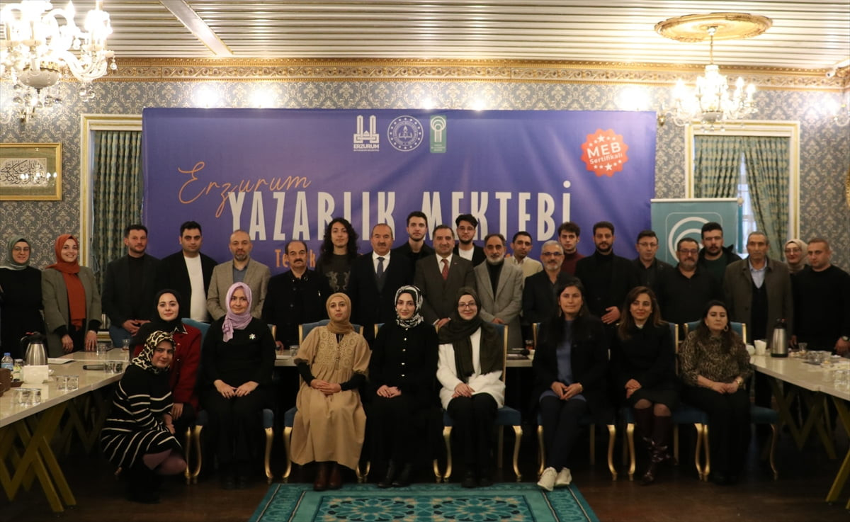 Erzurum'da gençlerin yazarlık konusunda eğitilmesi amacıyla düzenlenen "Yazarlık Mektebi" programı...