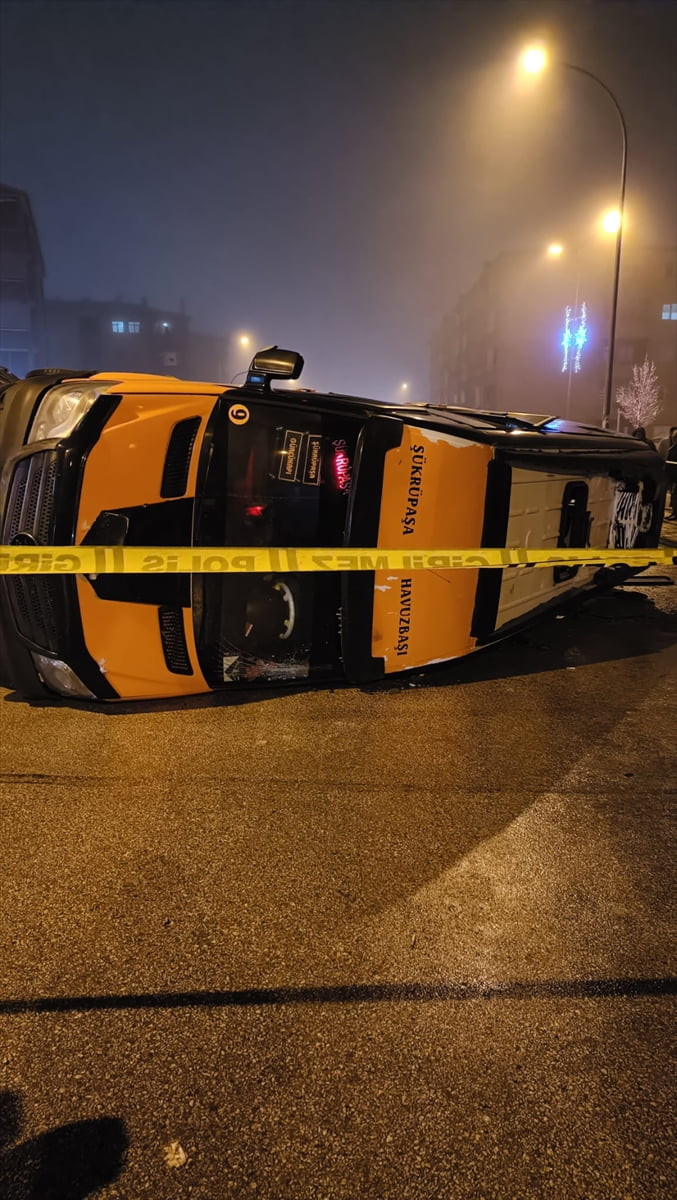 Erzurum'da hafif ticari araçla çarpışan minibüs devrildi.