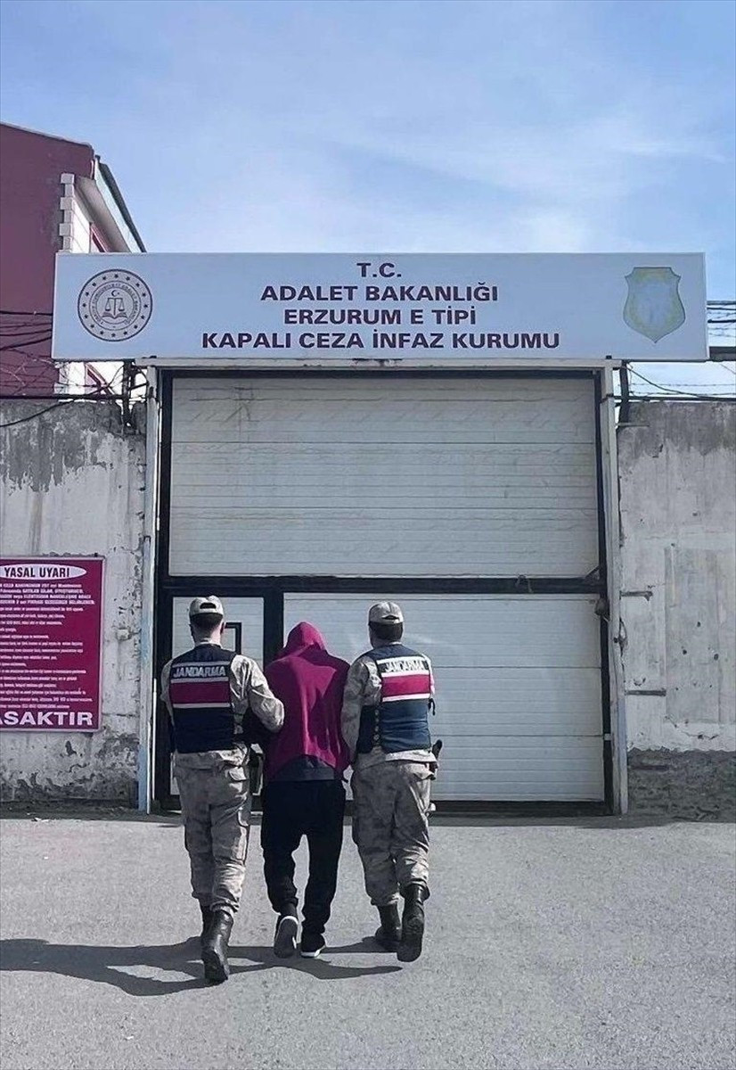 Erzurum'da hakkında çeşitli suçlardan 20 yıl 4 ay 14 gün kesinleşmiş hapis cezası bulunan ve 2...