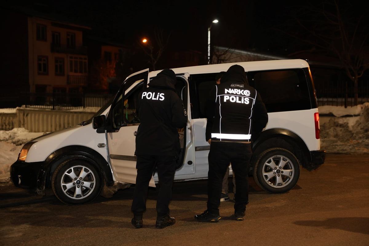 Erzurum'da hassas burunlu dedektör köpekler "Magnum" ve "Hera"nın desteği ve yaklaşık 100 polisin...