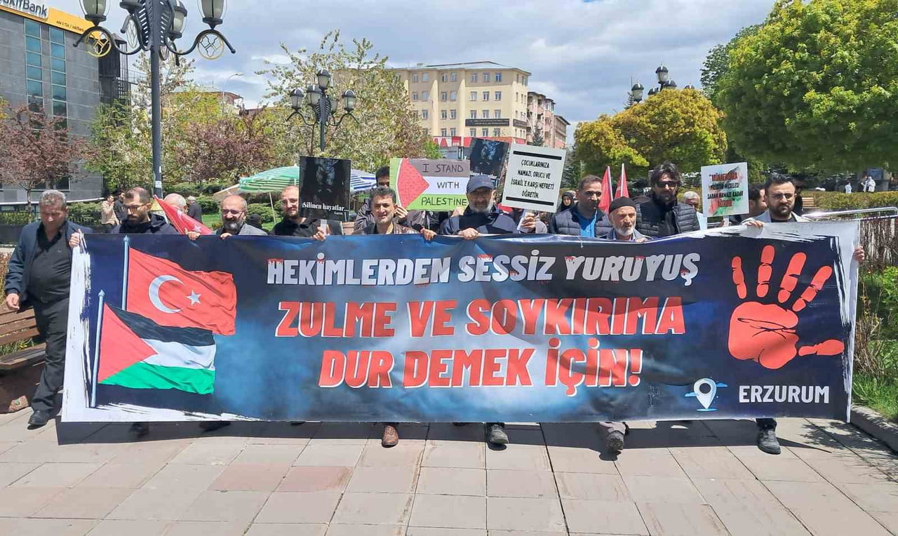 ERZURUM'DA HEKİMLER, SAĞLIK ÇALIŞANLARI VE VATANDAŞLAR, İSRAİL'İN GAZZE'YE YÖNELİK SALDIRILARINI...