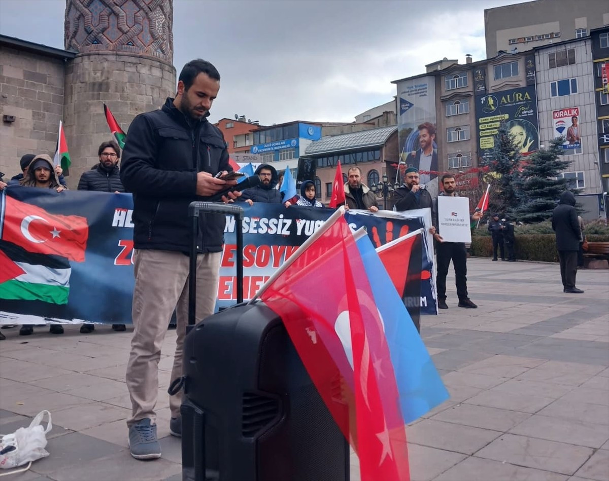 Erzurum'da hekimler ve sağlık çalışanları, İsrail'in Gazze'ye yönelik saldırılarını protesto etmek...