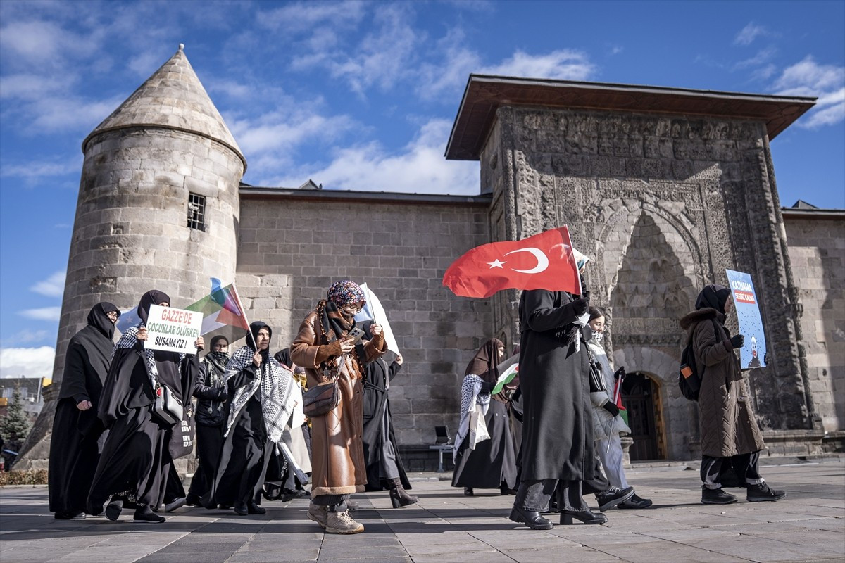 Erzurum'da hekimler ve sağlık çalışanları, İsrail'in Gazze'ye yönelik saldırılarını protesto etmek...