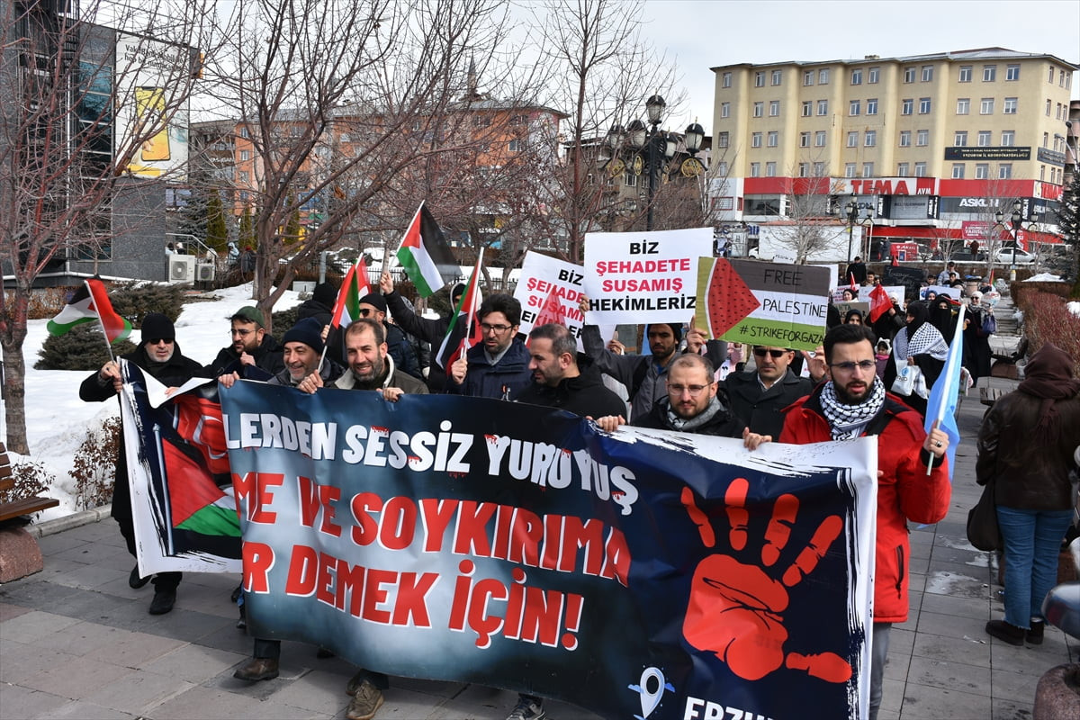 Erzurum'da hekimler ve sağlık çalışanları, İsrail'in Gazze'ye yönelik saldırılarını protesto etmek...