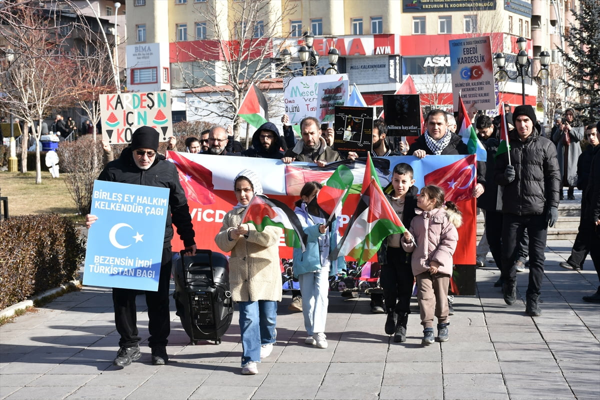 Erzurum'da hekimler ve sağlık çalışanları, İsrail'in Gazze'ye yönelik saldırılarını protesto etmek...
