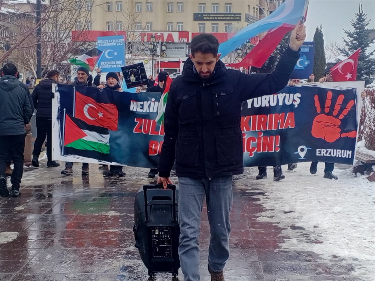 Erzurum'da hekimler ve sağlık çalışanları, İsrail'in Gazze'ye yönelik saldırılarını protesto etmek...