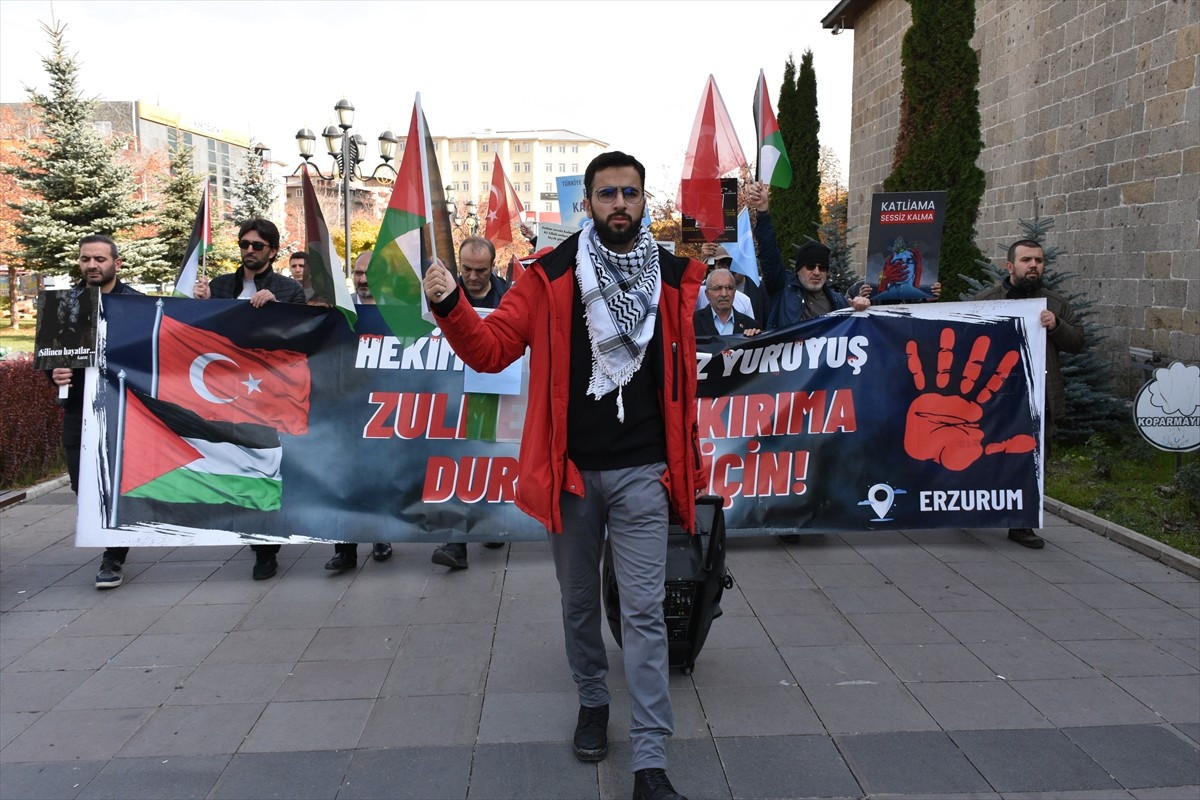 Erzurum'da hekimler ve sağlık çalışanları, İsrail'in Gazze'ye yönelik saldırılarını protesto etmek...