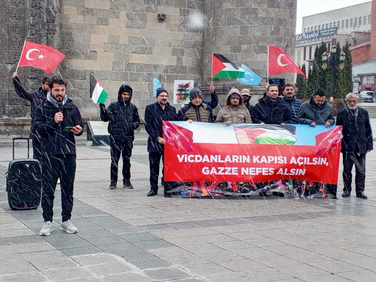 Erzurum'da hekimler ve sağlık çalışanları, İsrail'in Gazze'ye yönelik saldırılarını protesto etmek...