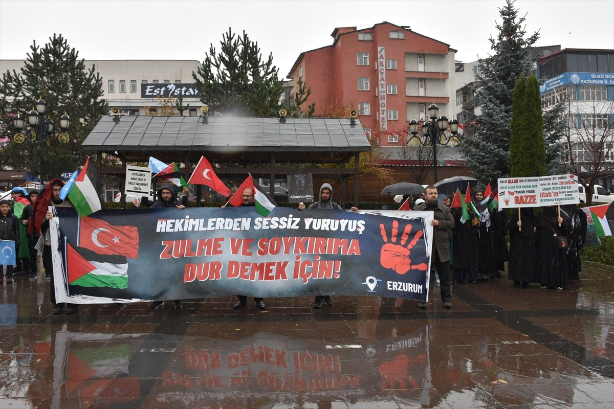 Erzurum'da hekimler ve sağlık çalışanları, yağmurlu havaya rağmen İsrail'in Gazze'ye yönelik...