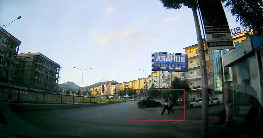 ERZURUM'DA HIZINI ALAMAYAN VE YOLDA SAVRULAN BİR ARAÇ AZ DAHA KALDIRIMDA YÜRÜYEN İKİ GENÇ KIZIN...