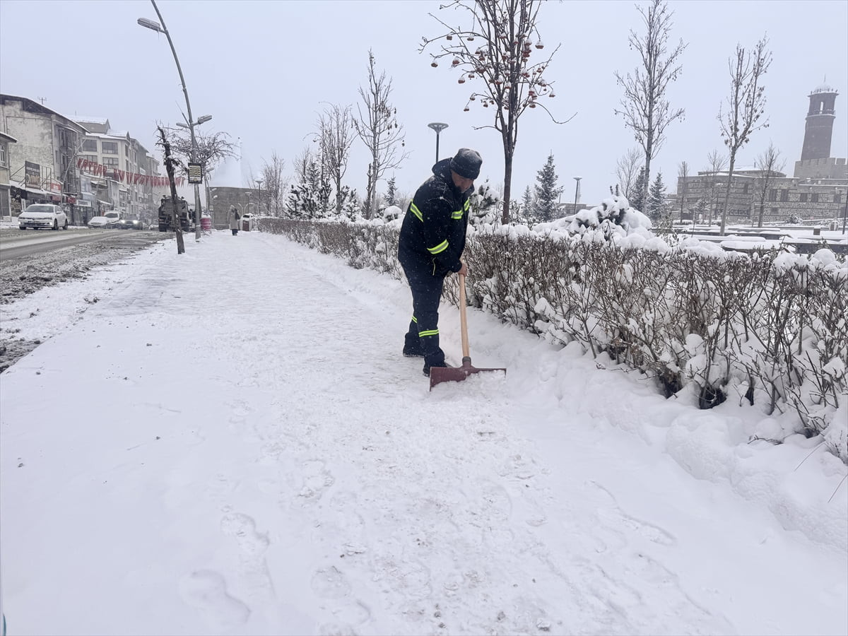 Erzurum'da iki gündür aralıklarla devam eden kar, kent merkezi ve yüksek kesimleri beyaza bürüdü....