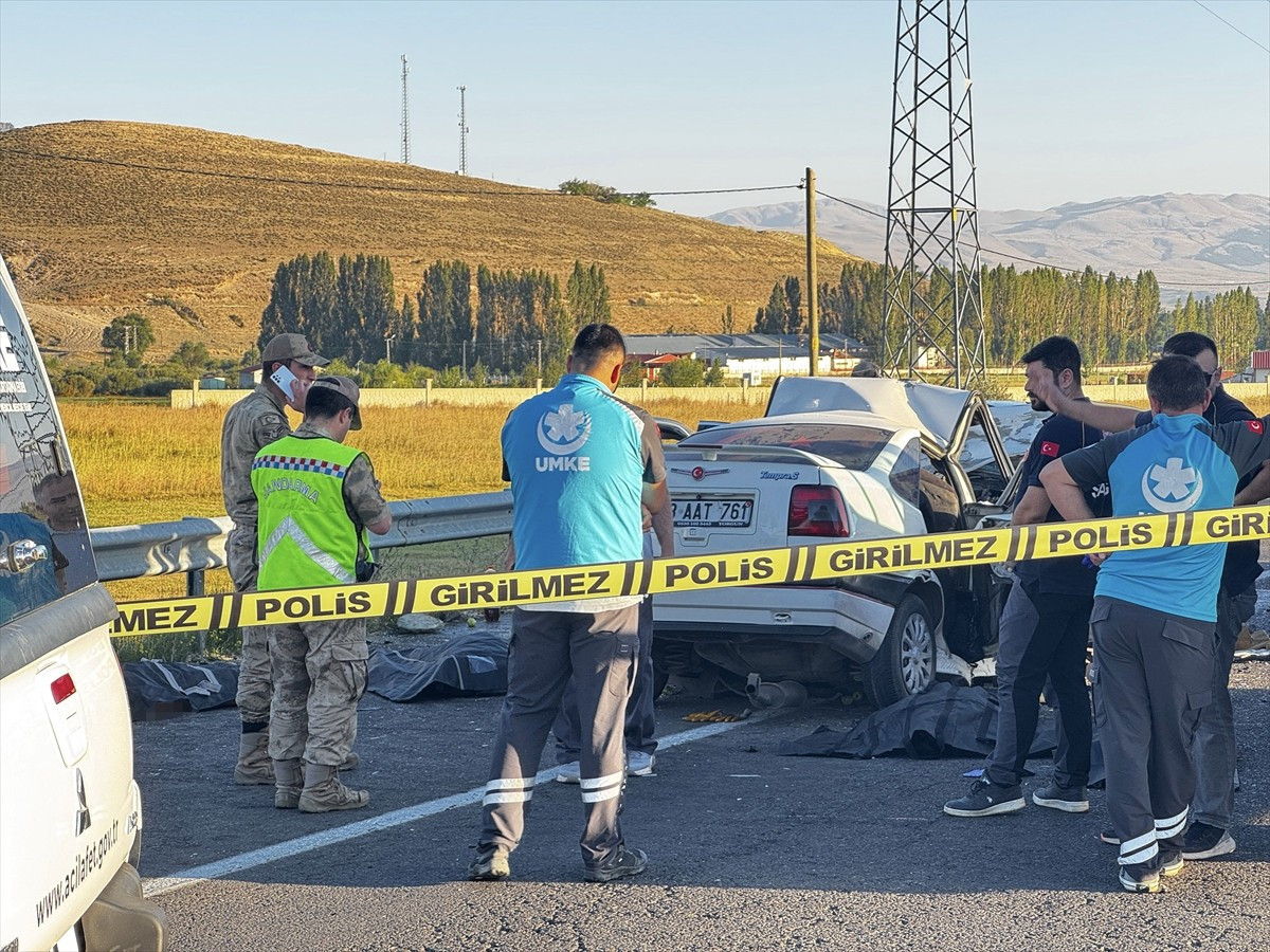Erzurum'da, iki otomobilin çarpışması sonucu ilk belirlemelere göre 4 kişi hayatını...