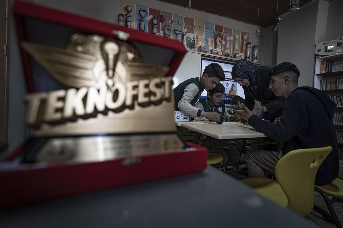 Erzurum'da kadın öğretmenin mahalle statüsündeki köy okulunda yaktığı "bilim ateşi" çocuklara yeni...