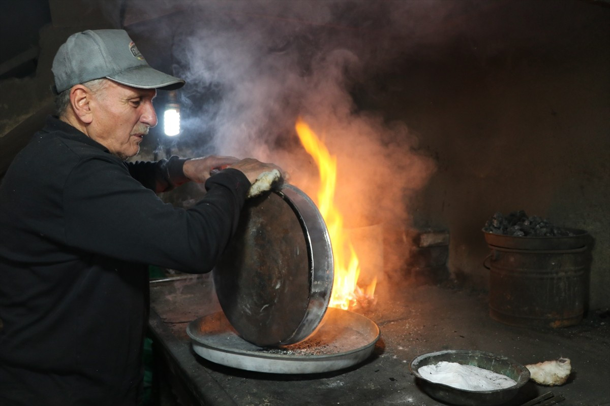 Erzurum'da kalaycılık yapan son 3 ustadan biri olan 71 yaşındaki Fuat Kavgacı, unutulmaya yüz...
